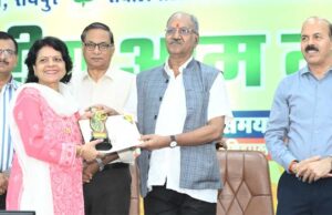 आम प्रदर्शनी में शामिल विभिन्न श्रेणियों के उत्कृष्ट प्रादर्शाें को किया गया पुरस्कृत