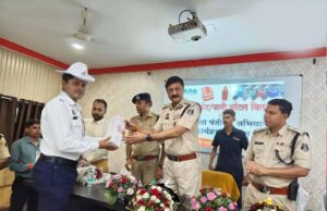 सड़क सुरक्षा के साथ पर्यावरण पर जोर, ट्रैफिक कर्मियों को बांटी गई सेफ्टी जैकेट