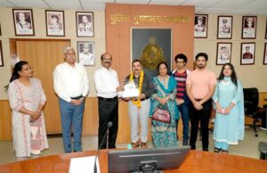 पुलिस महानिदेशक ने सभी को स्मृति चिन्ह भेंट कर किया सम्मानित