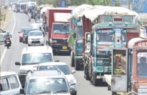 विदिशा में किसानों का हंगामा, जाम में फंसे वाहन; रास्ता खुलवाने बुलाना पड़ा बुलडोजर