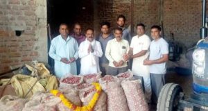 प्याज के गिरते दामों से नाराज किसान, बोरियों को दी श्रद्धांजलि