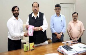 मंत्री काश्यप से युवा उद्यमी रत्नेश ने की सौजन्य भेंट