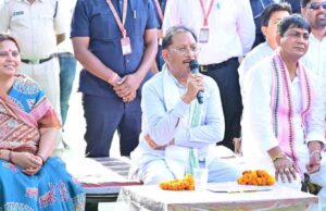 कमरौद में ग्रामीणों से आत्मीय संवाद, योजनाओं की जमीनी स्थिति का लिया फीडबैक