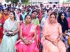 खाट में बैठकर ग्रामीणों से किया संवाद: सुनी समस्याएं, समाधान के दिए निर्देश