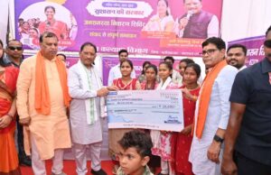 विभिन्न योजनाओं के हितग्राहियों से किया संवाद