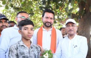 प्रतिभा का सम्मान: मुख्यमंत्री विष्णु देव साय के हाथों गिरवर पटेल हुए सम्मानित
