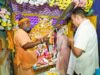 डीग दौरे पर सीएम ने मंदिरों में की पूजा-अर्चना, श्रद्धालुओं को वितरित की प्रसादी