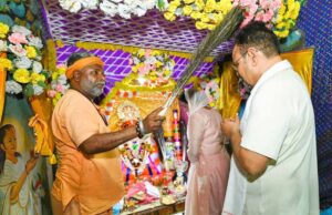 डीग दौरे पर सीएम ने मंदिरों में की पूजा-अर्चना, श्रद्धालुओं को वितरित की प्रसादी