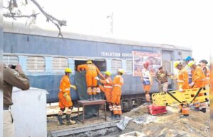 पतरातू यार्ड में मॉक ड्रिल: आपात स्थिति में यात्रियों को बचाने का किया गया अभ्यास