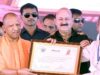 सीएम योगी ने लाभार्थियों को सौंपे प्रमाणपत्र, विभिन्न योजनाओं की सहायता राशि भी की वितरित