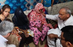 बागपत के हिलवाड़ी गांव पहुंचे जनप्रतिनिधि और अधिकारी, सौंपा 5 लाख रुपये का चेक