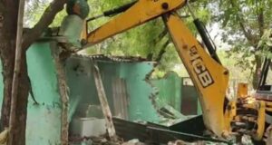 लोनी में प्रशासन का बुलडोजर ऐक्शन: 70 लाख की सरकारी जमीन से हटाया गया अतिक्रमण