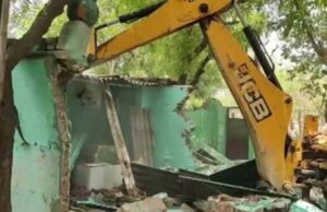 लोनी में प्रशासन का बुलडोजर ऐक्शन: 70 लाख की सरकारी जमीन से हटाया गया अतिक्रमण