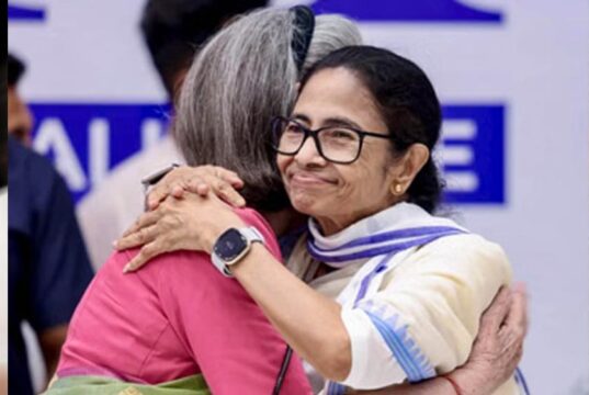 एक मंच पर साथ, मैदान में आमने-सामने! कांग्रेस और ममता के रिश्तों पर उठे सवाल