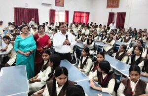 जनसुनवाई में छात्रा ने रखी परिवार की पीड़ा, पुनर्वास और मुआवजे को लेकर उठाए सवाल