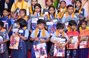 छत्तीसगढ़ के स्कूलों में लौटी रौनक, नए सत्र में छात्रों का हुआ पारंपरिक अभिनंदन