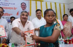 पर्यटन एवं संस्कृति मंत्री राजेश अग्रवाल ने किया स्टॉलों का निरीक्षण, नागरिकों से संवाद कर योजनाओं का लाभ लेने का किया आह्वान