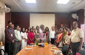 STDW की प्रशिक्षित बेटियों से किया संवाद; हस्तनिर्मित उपहारों ने जीता विदेशी प्रतिनिधिमंडल का दिल