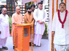 मुख्यमंत्री ने वीर-वीरांगनाओं के परिधानों में सजे बच्चों को दिया उपहार