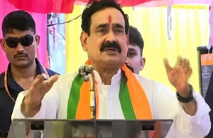 Datia Bypoll: भरी सभा में रो पड़े नरोत्तम मिश्रा, कहा- हर गांव जाकर भाई आशुतोष के लिए मांगूंगा वोट