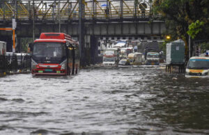 मुंबई में मूसलाधार बारिश का कहर, अंधेरी सबवे बंद, ठाणे सहित कई क्षेत्रों में IMD की चेतावनी