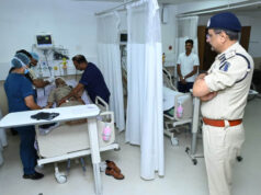 पुलिस कमिश्नर संजीव शुक्ला ने अस्पताल पहुंचकर घायल जवानों का बढ़ाया हौसला