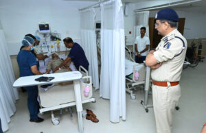 पुलिस कमिश्नर संजीव शुक्ला ने अस्पताल पहुंचकर घायल जवानों का बढ़ाया हौसला