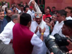इस्तीफे के बाद संसद पहुंचे धर्मेंद्र प्रधान, NDA सांसदों ने मकरद्वार पर पाग पहनाकर किया जोरदार स्वागत
