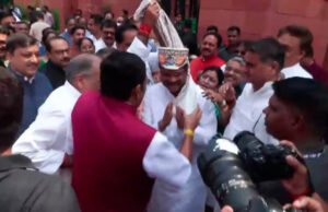 इस्तीफे के बाद संसद पहुंचे धर्मेंद्र प्रधान, NDA सांसदों ने मकरद्वार पर पाग पहनाकर किया जोरदार स्वागत