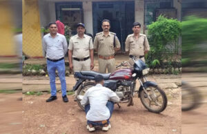 चोरी की बाइक को छुपाने के लिए बदल डाला रंग, चोरी की बाइक सहित पकड़ा गया शातिर चोर, बिलहरी पुलिस को मिली सफलता