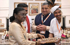 राष्ट्रपति द्रौपदी मुर्मु से बस्तर पंडुम-2026 के विजेताओं ने की मुलाकात, छत्तीसगढ़ के प्रतिनिधिमंडल का हुआ सम्मान