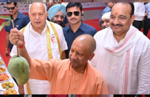 आधा किलो वजनी आम ने खींचा सबका ध्यान, यूपी मैंगो फेस्टिवल में CM योगी ने की सराहना