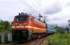 तीसरी रेल लाइन के कारण टली शटल ट्रेन सेवा, यात्रियों को इंतजार