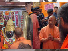 CM योगी ने चित्रकूट में की कामदगिरि परिक्रमा, बंदरों को खिलाया चना, श्रद्धालुओं ने की पुष्पवर्षा