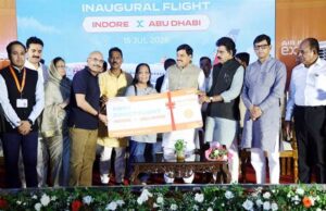 मुख्यमंत्री ने इंदौर से आबू धाबी जाने वाले यात्रियों को दिए बोर्डिंग पास