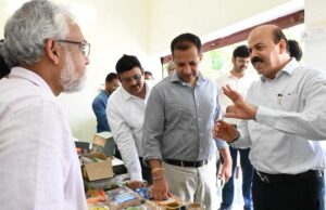 कृषि विश्वविद्यालय में उपलब्ध अधोसंरचनाओं तथा अनुसंधान एवं विस्तार गतिविधियों का जायजा लिया