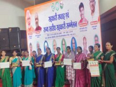 मुख्यमंत्री विष्णुदेव साय ने जशपुर के वन धन विकास केंद्र पंचक्की की महिला स्व-सहायता समूह को किया सम्मानित