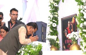 मुख्यमंत्री विष्णुदेव साय ने पद्म विभूषण स्व. डॉ. तीजन बाई को दी भावभीनी श्रद्धांजलि : गनियारी में आयोजित दशगात्र एवं श्रद्धांजलि सभा में हुए शामिल