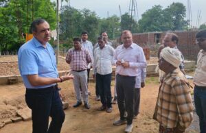 ग्राम चदैनिया में हितग्राहियों से किया संवाद, समय-सीमा में गुणवत्तापूर्ण आवास निर्माण के दिए निर्देश