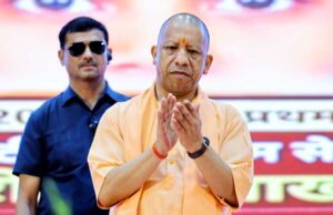 मेधावी छात्रों का भी किया सम्मान, सौंपे एक-एक लाख रुपये के चेक