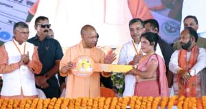 मैनपुरी में मुख्यमंत्री योगी ने योजनाओं के लाभार्थियों को दी बड़ी सौगात