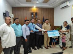 दमोह में दिवंगत दो पुलिसकर्मियों के आश्रितों को 1-1 करोड़ रूपए की बीमा दावा राशि प्रदान