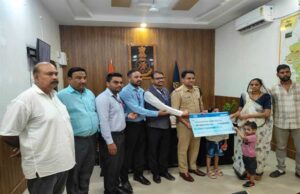 दमोह में दिवंगत दो पुलिसकर्मियों के आश्रितों को 1-1 करोड़ रूपए की बीमा दावा राशि प्रदान