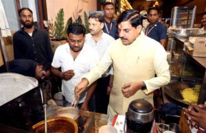 मुख्यमंत्री डॉ. यादव ने सड़क यात्रा के दौरान नागरिकों से किया संवाद