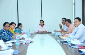 बस्तर प्रवास के अनुभवों के आधार पर मंत्री लक्ष्मी राजवाड़े ने ली उच्चस्तरीय समीक्षा बैठक