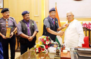 राज्यपाल पटेल ने स्काउट्स एवं गाइड स्कार्फ धारण किया
