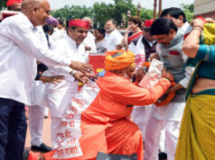 संसद भवन परिसर में भगवा के अपमान से संत समाज क्रोधित, निशाने पर पप्पू, राहुल और अखिलेश