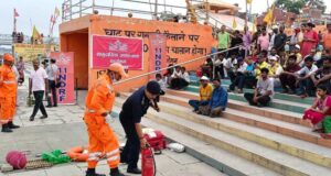 वाराणसी में एनडीआरएफ का जागरूकता अभियान, श्रद्धालुओं को बताए आपदा से बचाव के उपाय
