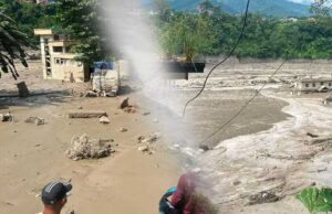 धुएं का गुबार, बाढ़ का कहर और तबाह होते पुल-शहर; नेपाल में महाप्रलय के 4 खौफनाक VIDEO
