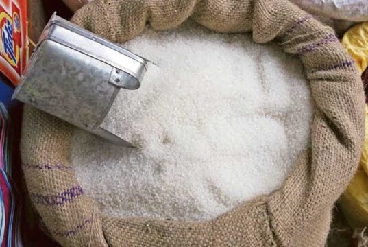 चीनी की बढ़ती कीमतों पर लगाम! ₹51 किलो तक आए दाम, सरकार की सख्ती रंग लाई